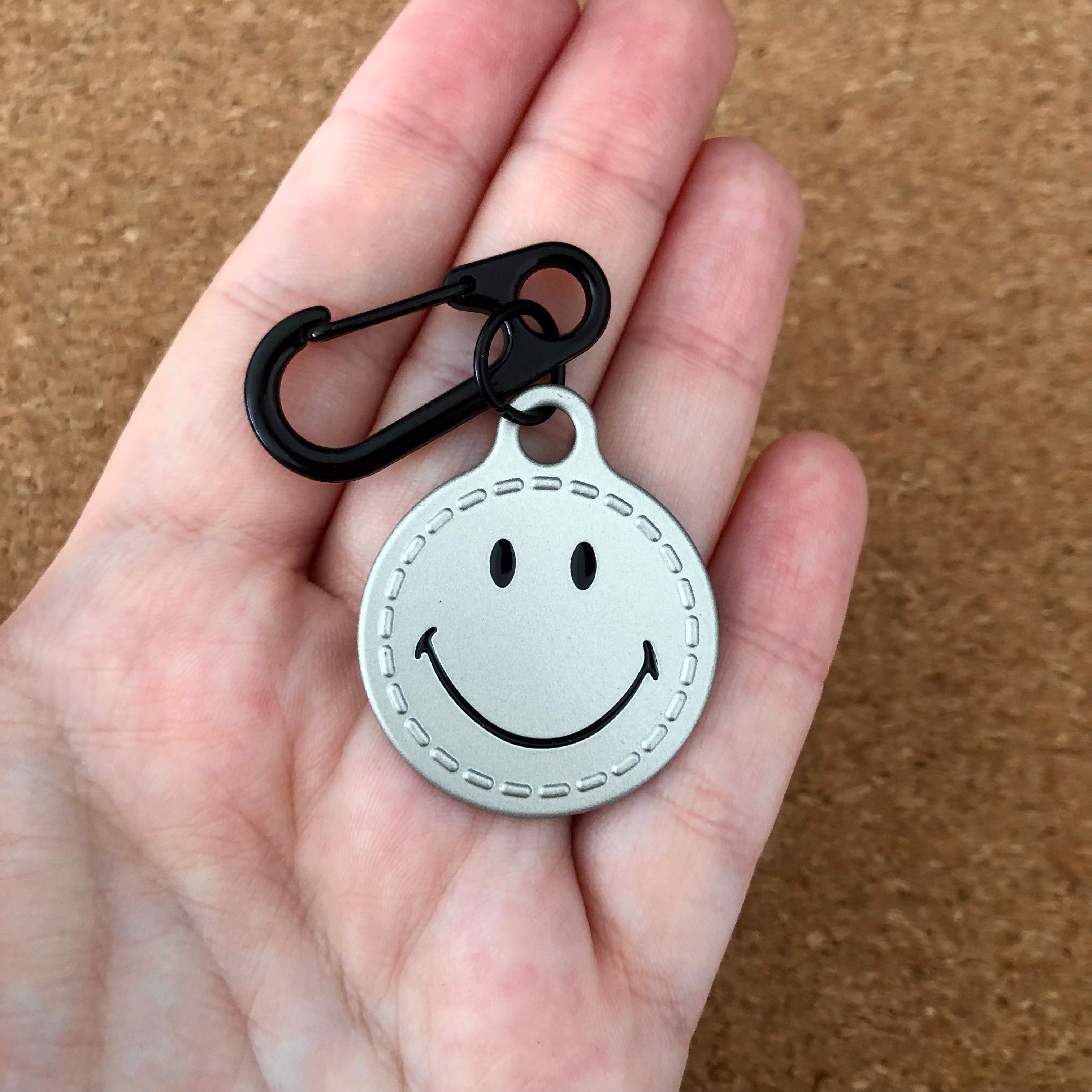 Smiley Anhänger mit Karabiner x Grau